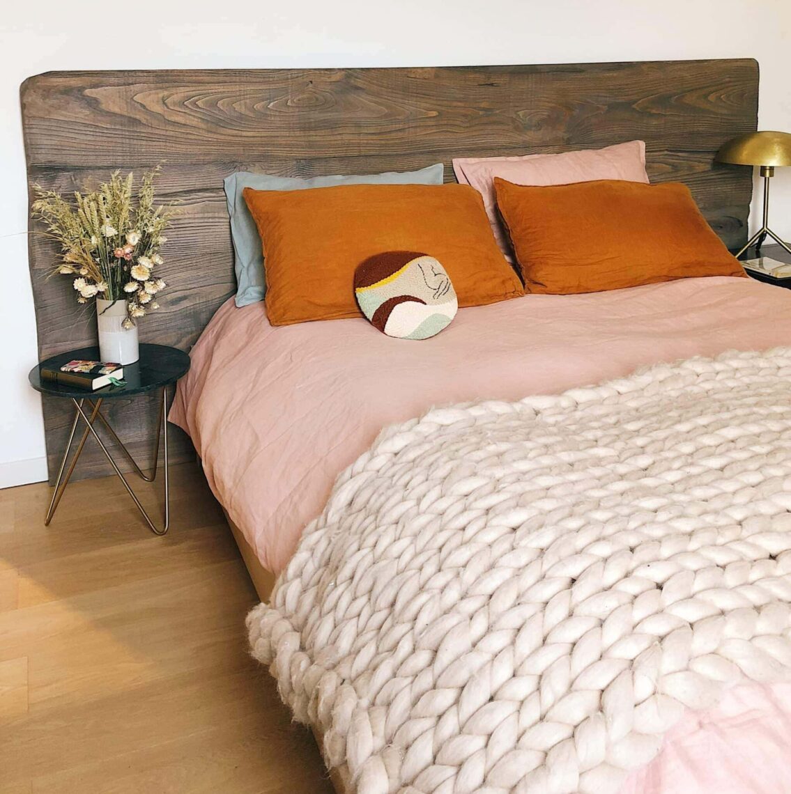 Reclaimed Wood Headboard: 7 Inspirational Ideas for 2022