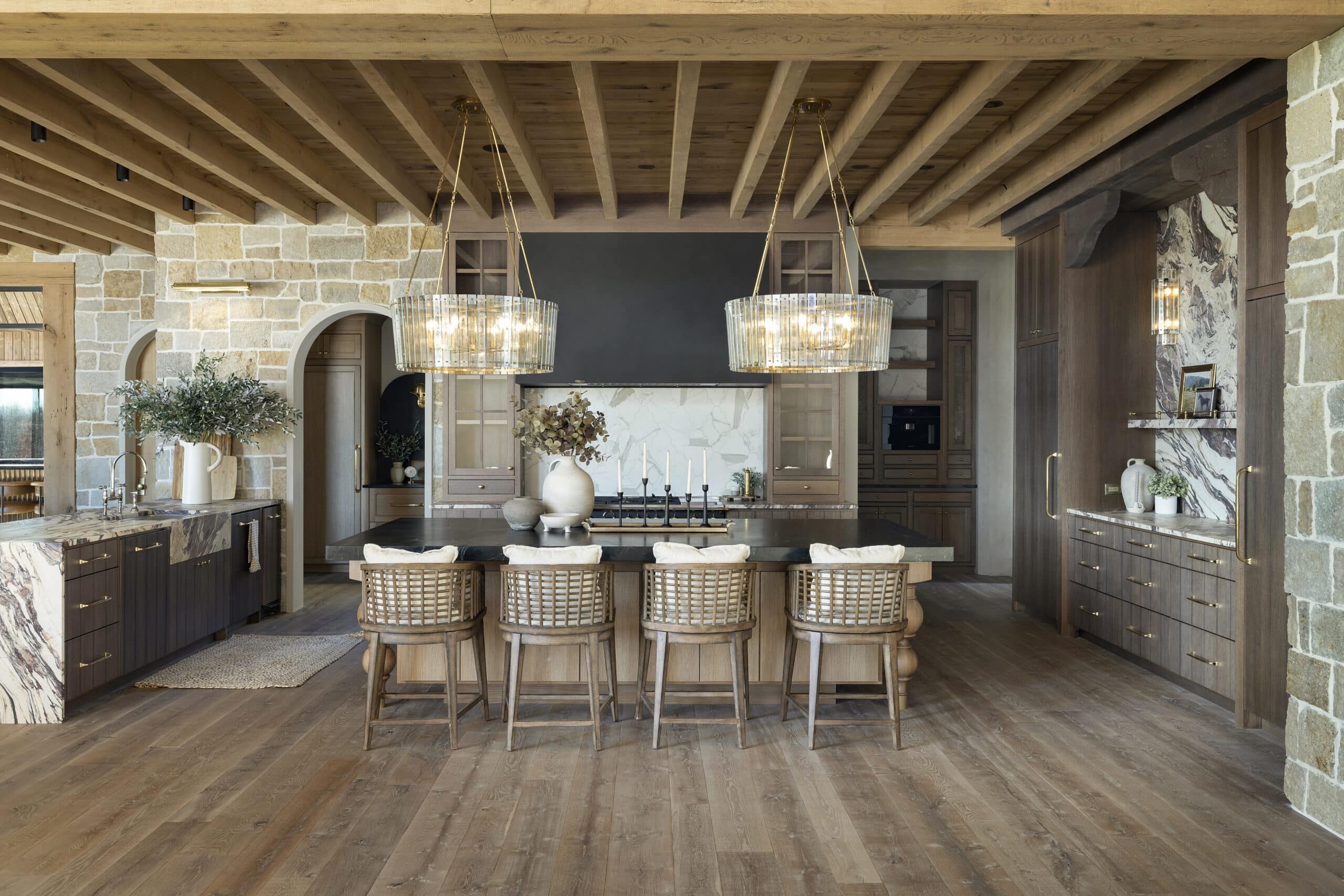 Luxury kitchen with exposed wood ceiling and natural box beams, blending rustic charm with modern elegance. A perfect example of wood ceiling ideas featuring warm tones, open beams, and sophisticated finishes.
