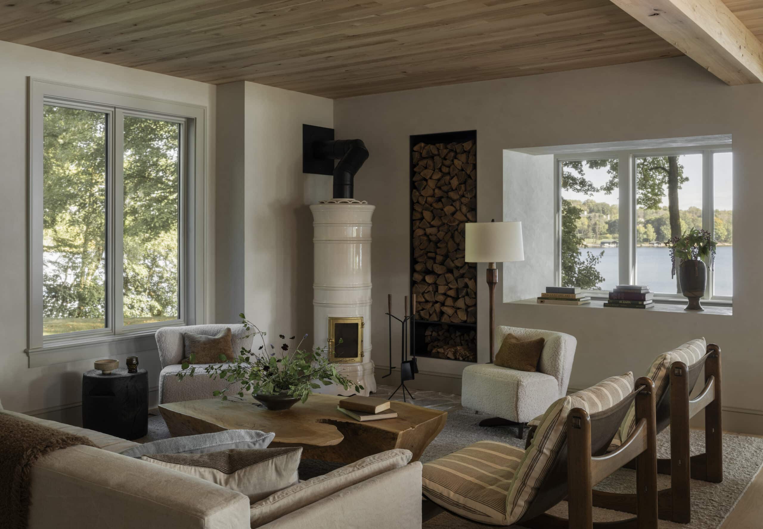 YOND – Nelson – JPG-5 Cozy living room with antique elm wood cladding and a coffee table in a sustainable home overlooking a lake